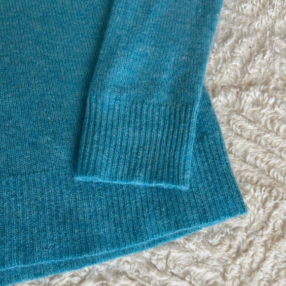 Ann Taylor Cashmere Turquoise V-Neck Women’s Sweater size: XS - Picture 8 of 8